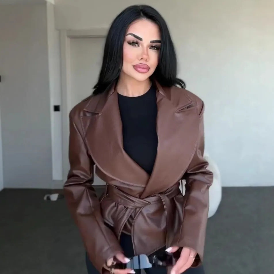 Veste Blazer Effet Cuir à Épaules Marquées et Ceinture